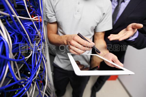 服務室配備平板電腦 計算機網絡系統工程服務的智慧化革新